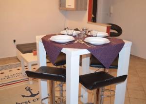 Apartments with WiFi Rijeka - 13882