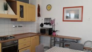 Apartments with a parking space Makarska - 13912