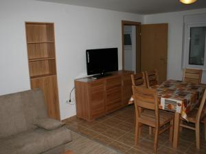 Apartments by the sea Vrboska (Hvar) - 13930