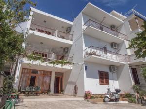 Apartments by the sea Tucepi, Makarska - 13955 