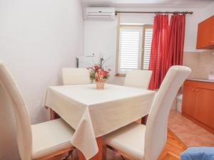 Apartments by the sea Tucepi, Makarska - 13955