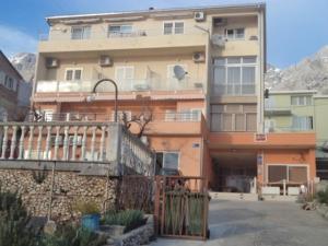 Apartments and rooms with parking space Makarska - 13979