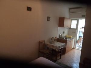 Apartments and rooms with parking space Makarska - 13979