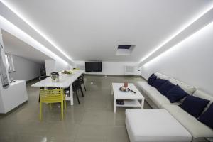 Three-Bedroom Apartment with Terrace and Sea View room in Apartments by the sea Palit Rab - 13990
