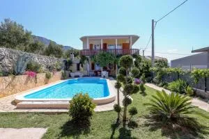 Family friendly apartments with a swimming pool Kastel Sucurac, Kastela - 14047 - Kastel Sucurac