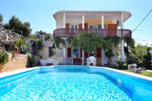 Family friendly apartments with a swimming pool Kastel Sucurac, Kastela - 14047