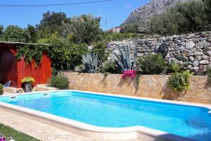 Family friendly apartments with a swimming pool Kastel Sucurac, Kastela - 14047