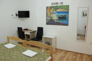 Apartments with WiFi Rijeka - 14061