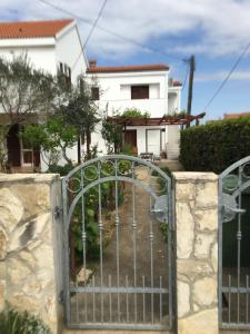 Apartments with parking space Nin, Zadar - 14044