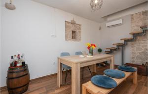 2 Bedroom Nice Home In Runovici 