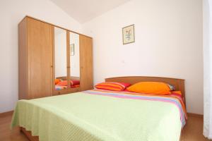 Apartments with a parking space Makarska - 6640