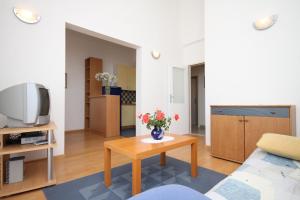 Apartments with a parking space Makarska - 6640