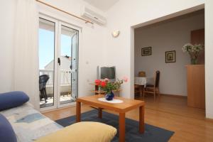 Apartments with a parking space Makarska - 6640