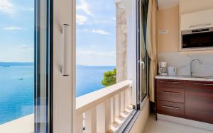 Apartments by the sea Brela, Makarska - 6689