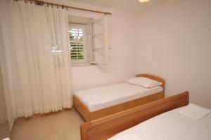 Apartments with a parking space Makarska - 6844