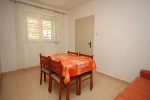 Apartments with a parking space Makarska - 6844