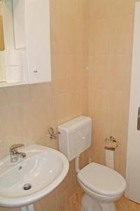 Apartments with a parking space Makarska - 6844