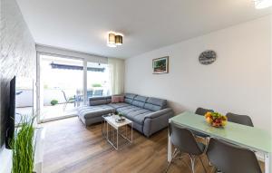 Beautiful Apartment In Okrug Gornji 