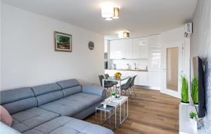 Beautiful Apartment In Okrug Gornji 