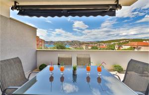Beautiful Apartment In Okrug Gornji 