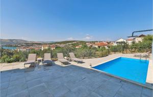 Beautiful Apartment In Okrug Gornji 