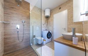 Beautiful Apartment In Okrug Gornji