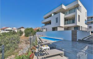 Beautiful Apartment In Okrug Gornji