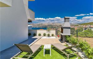 Beautiful Apartment In Okrug Gornji