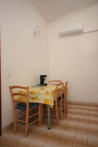 Apartments with a parking space Makarska - 6844