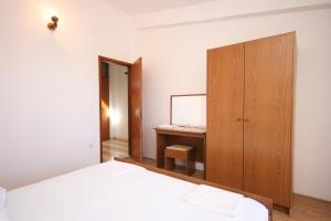 Apartments with a parking space Makarska - 6844