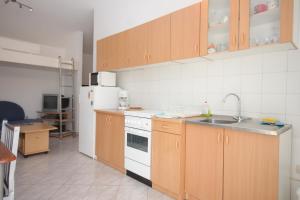 Family friendly seaside apartments Preko, Ugljan - 8232
