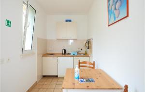 1 Bedroom Lovely Apartment In Saplunara 
