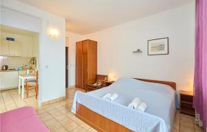 1 Bedroom Lovely Apartment In Saplunara 
