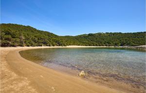 Cozy Apartment In Saplunara With Wifi