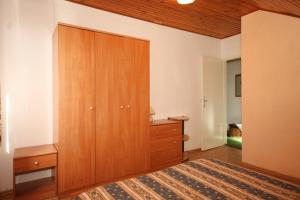 Apartments with a parking space Ugljan - 8241