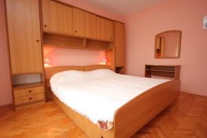 Apartments by the sea Ugljan - 8301