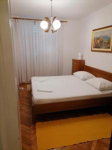 Apartment Domines 