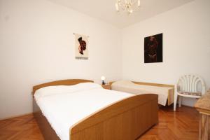 Apartments with parking space Ugljan - 8493