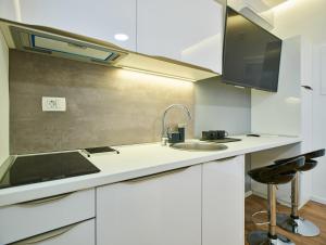 Bed of Roses APT 3, Modern, Designer decorated