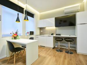 Bed of Roses APT 3, Modern, Designer decorated