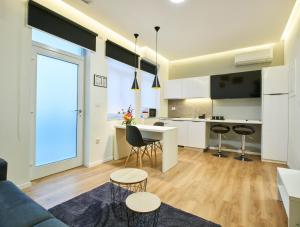 Bed of Roses APT 3, Modern, Designer decorated