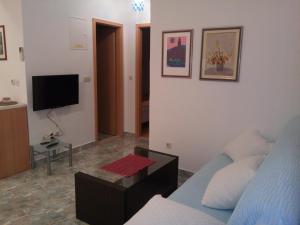 Apartments with WiFi Bol, Brac - 8736