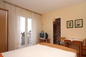 Apartments and rooms with parking space Jelsa, Hvar - 8798