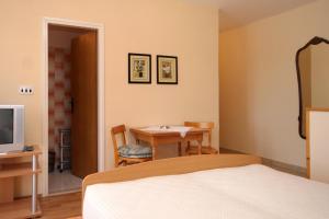 Apartments and rooms with parking space Jelsa, Hvar - 8798