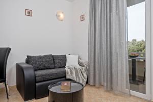 Apartments and rooms with parking space Rogoznica - 10339