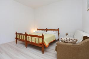 Apartments with a parking space Omis - 10351