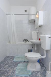 Apartments with a parking space Omis - 10351