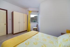 Apartments by the sea Brist, Makarska - 11078