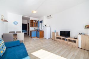 Apartments by the sea Brist, Makarska - 11078