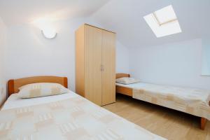 Apartments with parking spaces Mastrinka, Ciovo - 11283